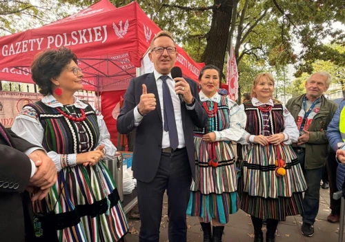 Poseł Telus z delegacją z Opoczna wspierał protestujących przed TK. Nie przybyli z p…