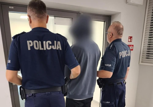 Brutalne pobicie 25-latka. Wyrzucili go z samochodu, wśród podejrzanych 17-latka