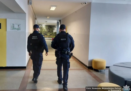Uczeń wspomniał o niebezpiecznym narzędziu w plecaku. Policja interweniowała w szkole pod Rzeszowem
