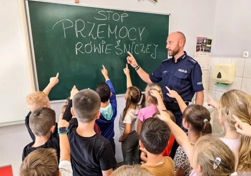Cyberprzemoc wśród dzieci i młodzieży. Policjanci z Nowej Soli odwiedzają szkoły
