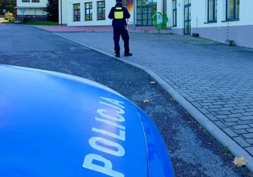 Kolejne incydenty w pobliżu szkół. Nagły zwrot ws. ataku nieznanego mężczyzny na dziewczynki