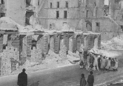 Roman Brandstaetter po wojnie: powrót do zrujnowanej Warszawy i dawny spór z Tuwimem