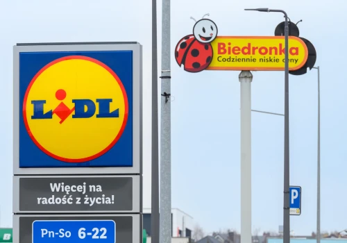 Spór zbiorowy w handlu. Biedronka rozmawia o podwyżkach, Lidl stawia pytania