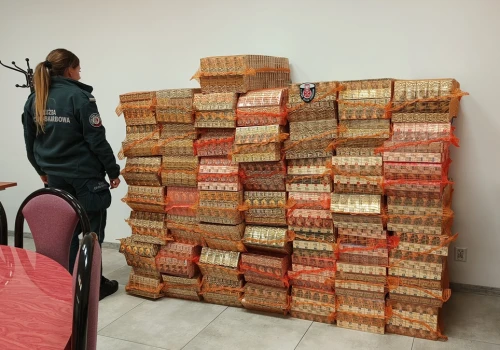 Papierosy za ponad pół miliona złotych w podłodze wagonu. Udaremniony przemyt