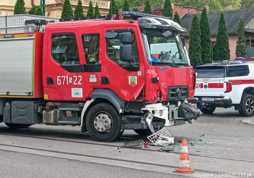 Zderzenie osobówki z wozem strażackim w Zabrzu. Jedna osoba trafiła do szpitala