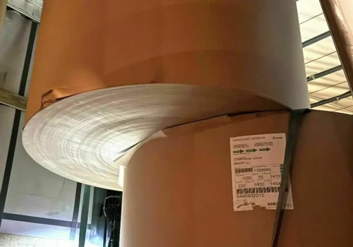 Spiętrowane zwoje papieru przesunęły się o 63 cm – pasy spadły z ciężkiego ładunku