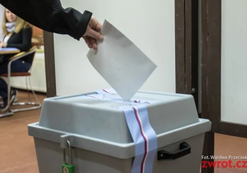 Lokale wyborcze właśnie zostały otwarte. Ruszają wybory samorządowe