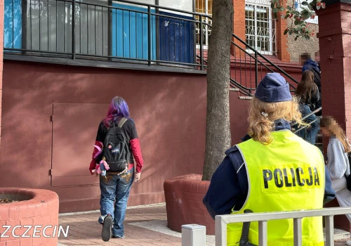 Więcej patroli przy szczecińskich szkołach. Policja ostrzega przed internetowymi plotkami
