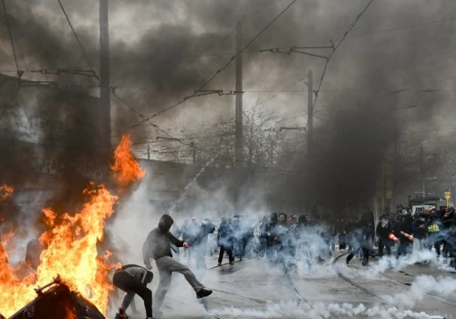 Apokaliptyczne sceny na ulicach Brukseli. Młodzież dołączyła do protestów
