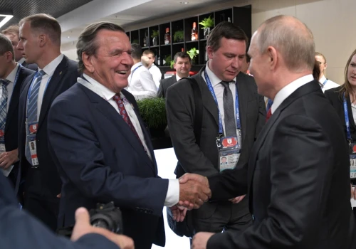 „Zaprosił swojego starego przyjaciela”. Były kanclerz Niemiec zjawił się na urodzinach Putina