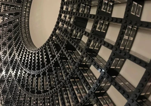 Fan LEGO wykorzystuje nielegalne techniki, by zbudować idealne koło bez użycia okrągłych i zakrzywionych klocków. Oto jak to zrobił