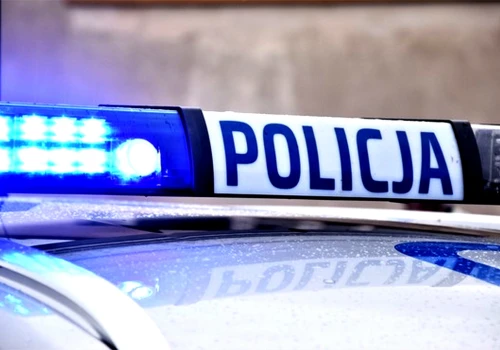 16-latek w masce i z maczetą groził szkole! „Głupi żart” zakończył się zatrzymaniem i decyzją sądu