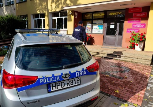 Już 59 osób zatrzymanych po zgłoszeniach dotyczących szkół. Policja działa w całym kraju