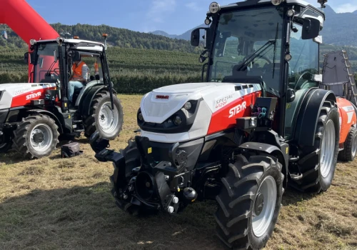Steyr wraca do sadów po niemal 30 latach. Nowe ciągniki pokazano we włoskich jabłoniach