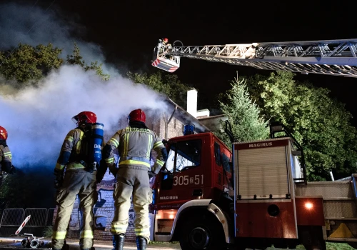 Pożar dawnego domu zarządcy cmentarza w Szczecinie. Na miejscu pięć wozów strażackich
