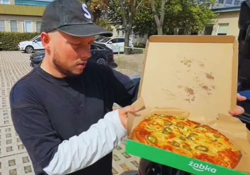 Książulo tłumaczy się z pizzy w Żabce. Odpowiedział tym, którzy twierdzą, że się sprzedał