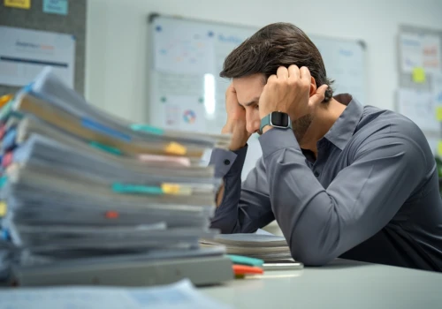 Wellbeing tylko na pokaz? Zestresowani menedżerowie stresują swoich podwładnych