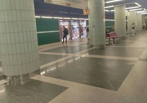 Puste przystanki i metro w Warszawie. Dzieci zostały w piątek w domach