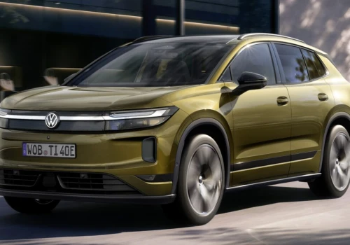 Volkswagen ID. Tiguan pokazany. Masaże w fotelach, ekran pasażera, liczniki retro. Baterie te same. Sprzedaż w 2027 roku