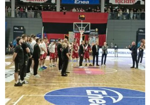 Grzegorz Skiba uhonorowany. Astoria Bydgoszcz zastrzegła koszulkę z numerem legendy