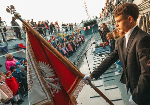 Marynarska tradycja w Świnoujściu. Pierwszoklasiści pasowani na pokładzie okrętu (ZDJĘCIA)