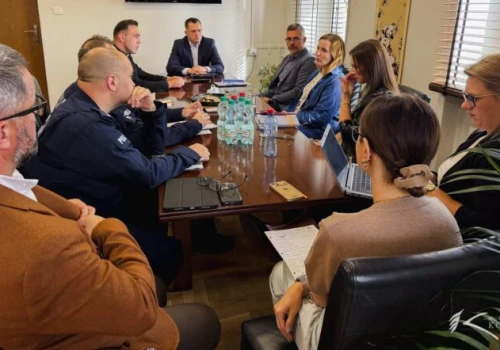 Kobyłka wzmacnia ochronę przy szkołach i miejskich obiektach. Policja pozostaje w terenie