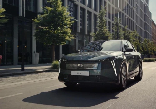 Nowy luksusowy SUV DS N°7 wycisza miasto. W środku jest zupełnie inaczej niż na zewnątrz
