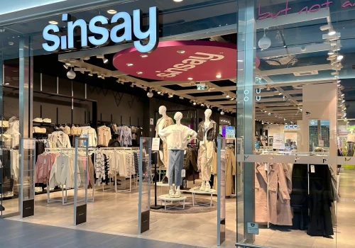 Ten różowy pikowany płaszcz wygląda jak z kolekcji drogiej marki. Sinsay ma go za 119 zł