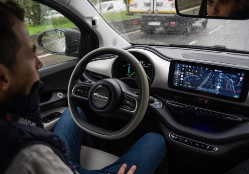 Ten Fiat 500 jeździ sam. Stellantis wysłał samochód autonomiczny na ulice europejskiego miasta