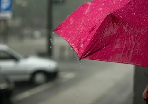Pora wyciągnąć parasole i kurtki. Taka pogoda czeka Polskę w weekend