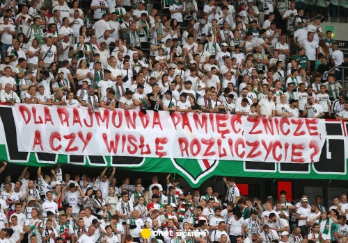 Gorąco w Warszawie. Piłkarze Wisły Kraków na stadionie Legii, a kibice pod