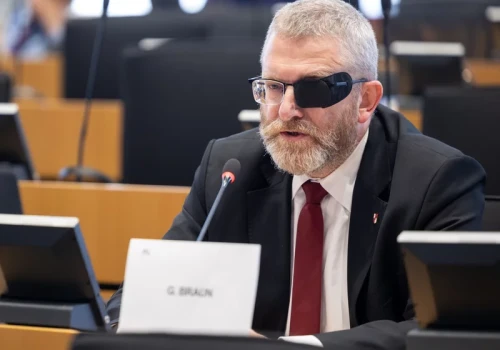 Awaryjny plan w partii Brauna. Wiadomo, kto zastąpi lidera