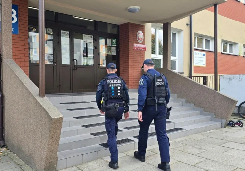 „Krwawy piątek” w szkołach? Niepokój w Bielsku-Białej. Są patrole, dyrekcja apeluje do rodziców