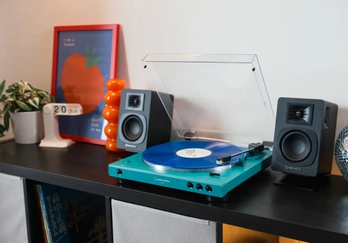 Audio-Technica zaszalała z kolorem. Popularny gramofon wygląda teraz jak element wystroju