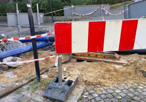 Na rozkopanej ulicy w centrum Katowic nic się nie dzieje. "Czekamy na wyniki badań wody"