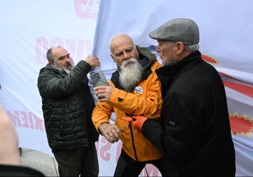 Awantura na miesięcznicy. Starcie Antoniego Macierewicza z demonstrantami
