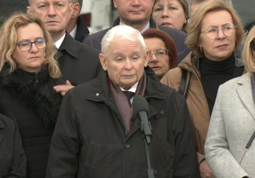 Dymy na miesięcznicy od samego rana, Kaczyński groził i bredził o zamachu! „Sprawa smoleńska wróci”