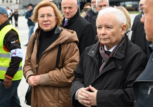 Gorąco na miesięcznicy smoleńskiej. „Był zamach i to zbrodnia Putina!”. Kaczyński zagłuszany okrzykami „kłamca”
