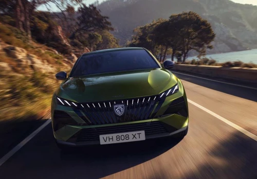 Nowy Peugeot 408 z 1.6 turbo i 215 KM. Taką wersję można kupić, chociaż nie u nas