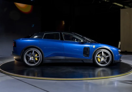Jony Ive zaprojektował Ferrari Luce. Tak mógł wyglądać Apple Car