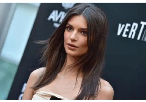 Ratajkowski w sukience, która niewiele zasłania. Ten trend znów króluje