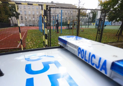 "Ty jesteś ofiarą, to oni cię krzywdzą". Tak działają na dzieci psychomanipulatorzy i radykalne grupy
