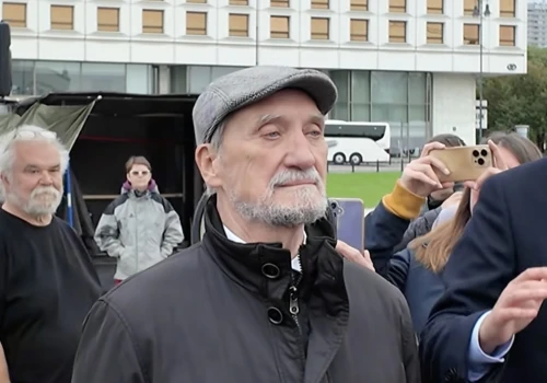 Sceny na miesięcznicy! Macierewicz znów w akcji, była szarpanina. Poszło o TEN baner