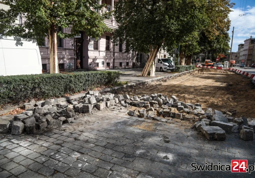 Remont Alei Niepodległości. Mieszkańcy pytają o dojazd do kamienic, magistrat wyjaśnia