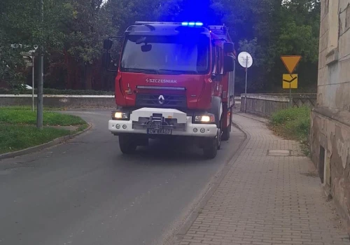 Lwówek Śląski – zanieczyszczona rzeka, na miejscu strażacy