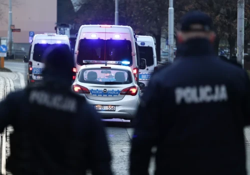 Atak w Warszawie pod budynkiem szkoły. Miały tylko po 17 lat