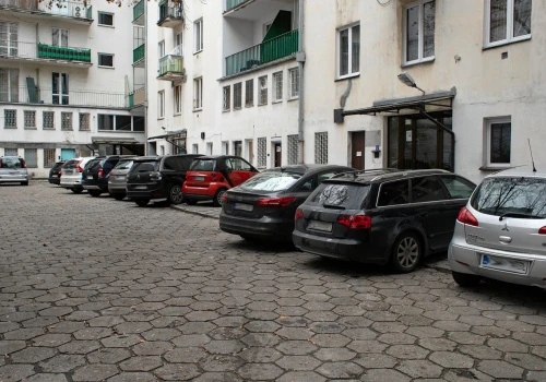 Parkujesz tyłem pod blokiem? Jeden szczegół może kosztować cię mandat
