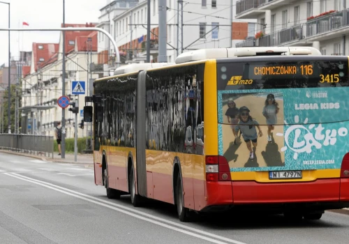 Od kiedy dziecko może samo jeździć autobusem? Rodzice narażają się na mandat