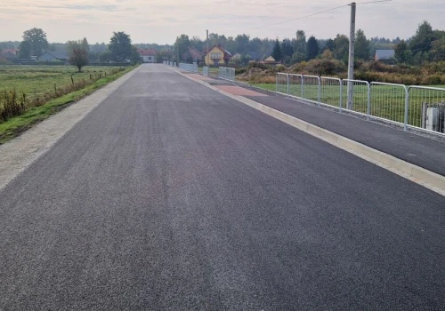 Nowy chodnik i oświetlenie przejścia. Droga w Krawcach po przebudowie