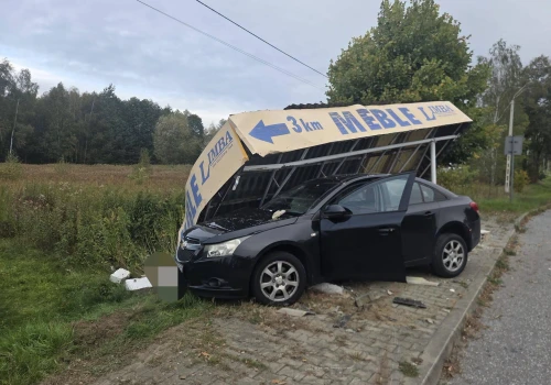 Bliskie spotkanie z przystankiem i reklamą. Osobówka zmiotła wiatę